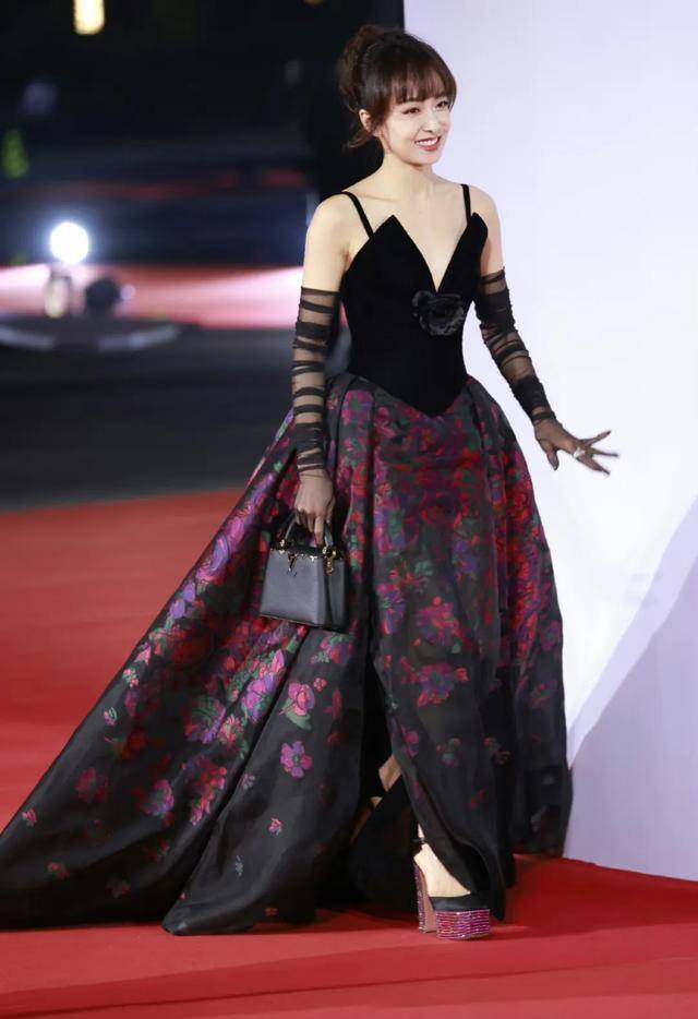 宋茜"治愈系笑容"网友:是恋爱的感觉,对比娱乐圈生图真的美!