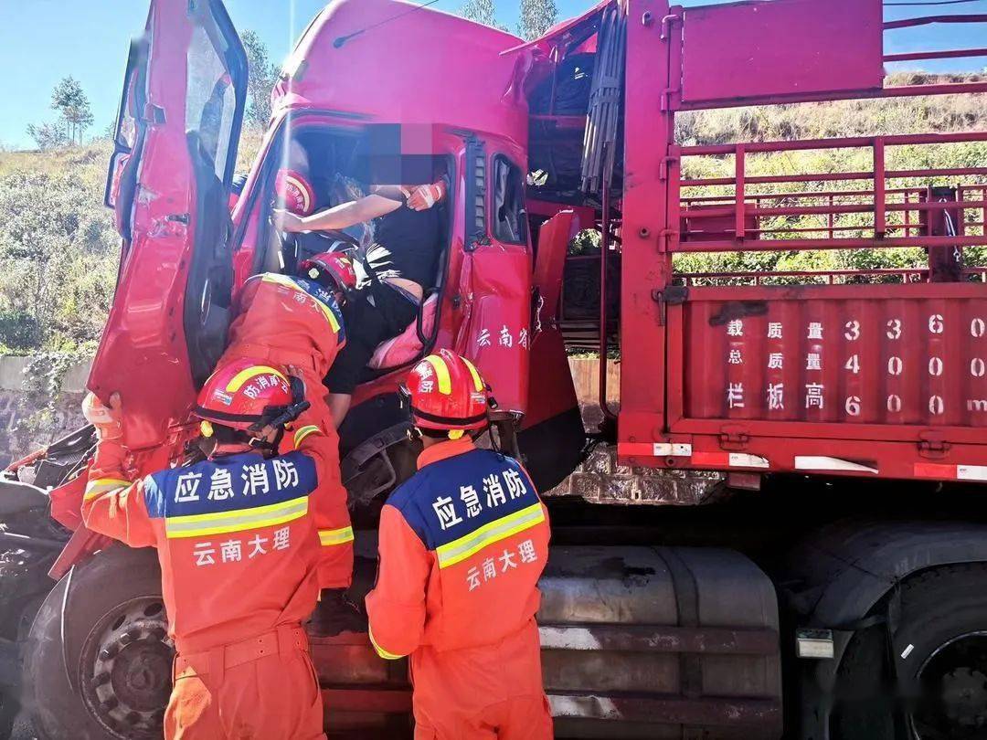 "救"在身边 | 两辆半挂车追尾 车头严重变形!_救援_人员_驾驶室