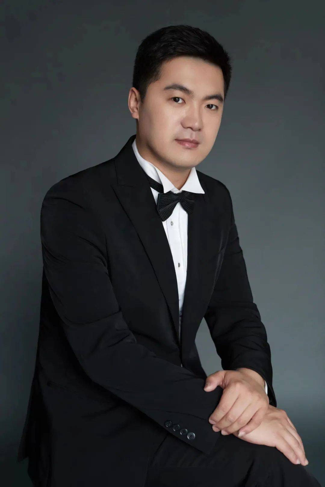 男中音歌唱家 赵兴隆毕业于中央音乐学院,师从孙东方教授.