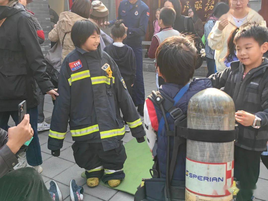 2023年10月28日,北新桥消防救援站迎来了府学小学,东西十一条小学以及