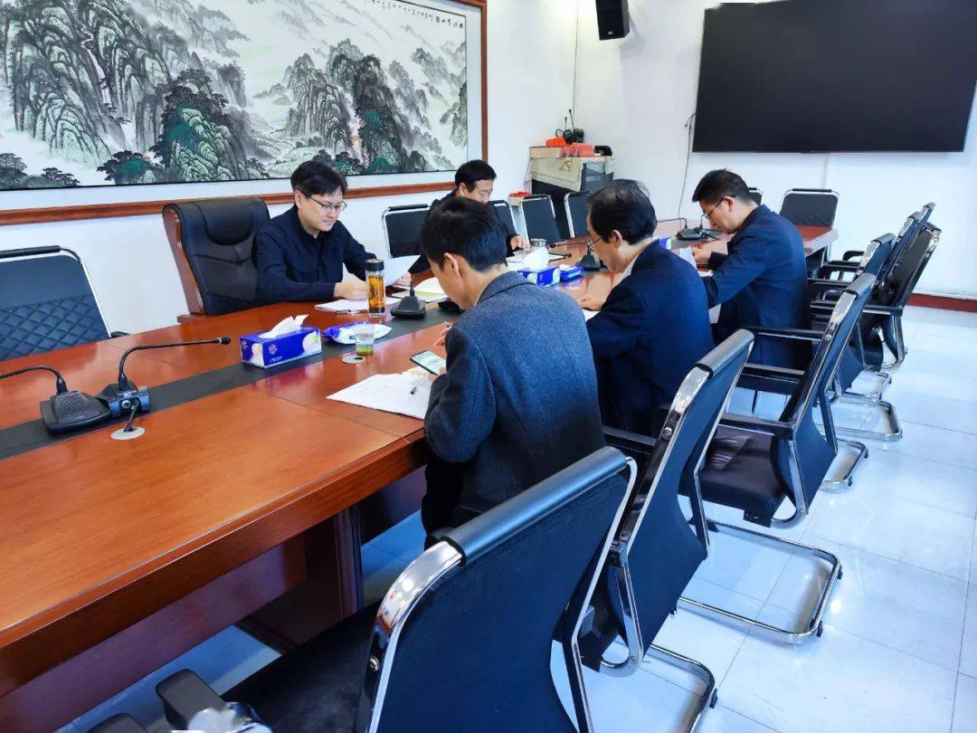 11月1日,竹溪县副县长孙波听取全县农村寄递物流体系建设专项检查情况