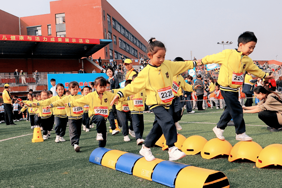 平衡类钻爬类走,跑,跳类伴随着运动音乐的响起,体能大循环开始啦!