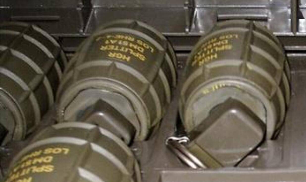 爆炸的手榴弹极可能是德国军援的dm51手榴弹