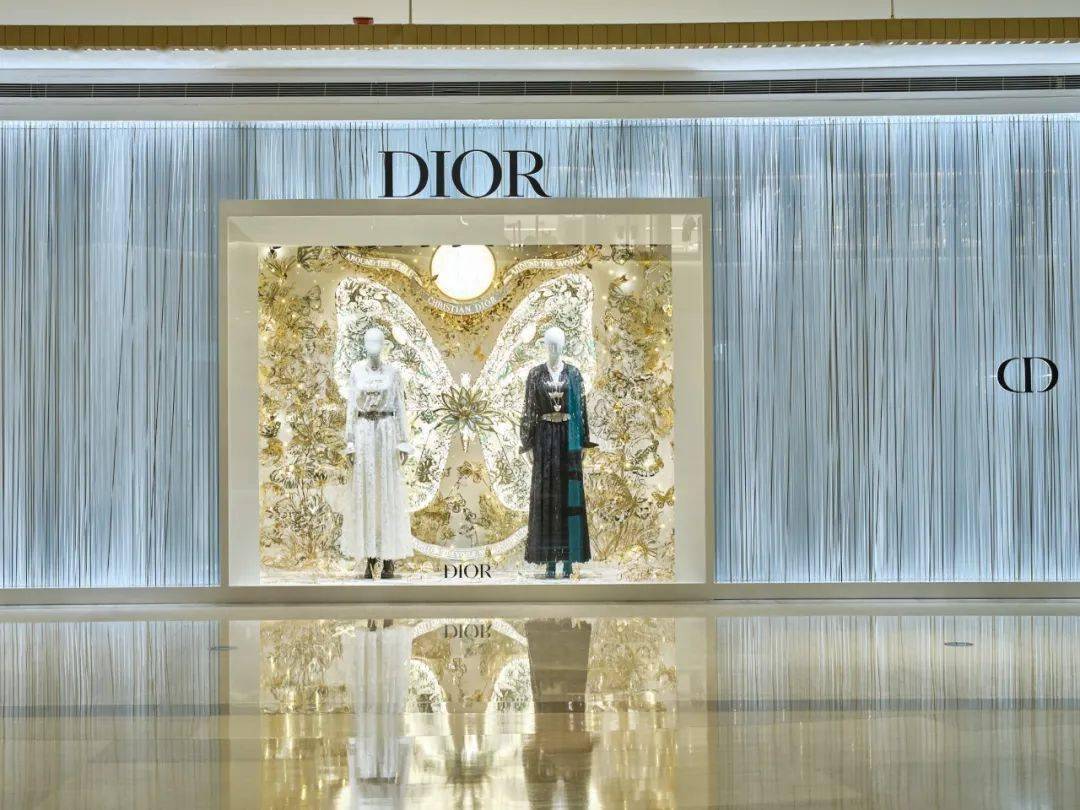 香奈儿于深圳举办2023/24早春度假系列发布会,迪奥上海恒隆旗舰店焕新