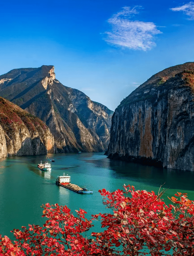 不冷不热这里就是深秋的三峡91漫山遍野的红叶94古老神秘的悬棺