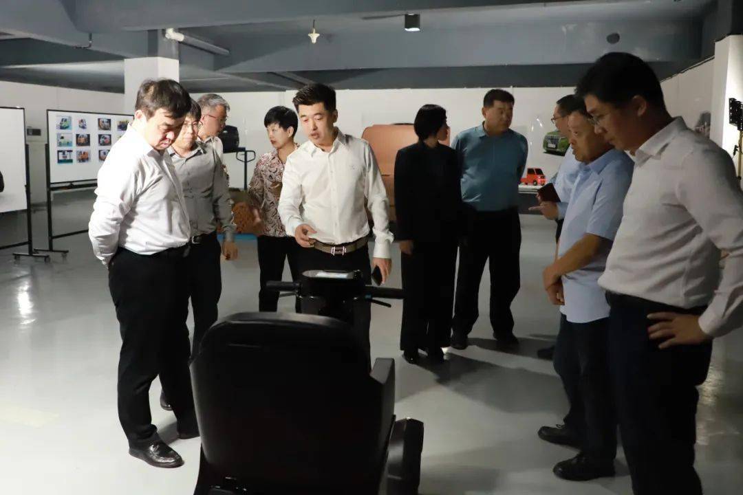 图为张建军董事长向王新生市长一行讲解未来产品1张建军董事长表示