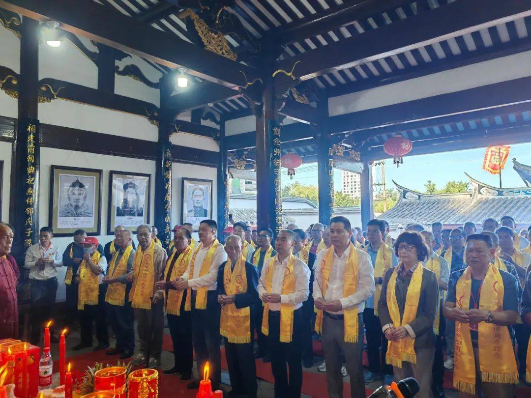 行奠帛礼,行奠酒礼,恭颂祝文,鞠躬跪拜,缅怀先祖,表达对将军的怀念和