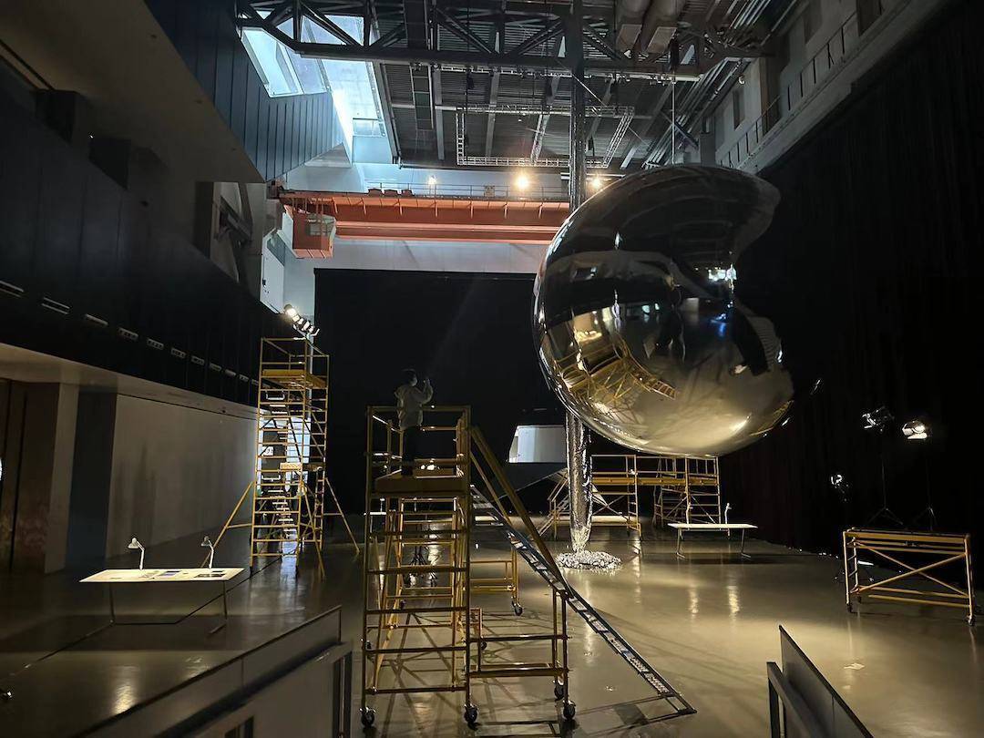 上海当代艺术博物馆巨大的序厅被特雷弗·帕格伦(trevor paglen)的