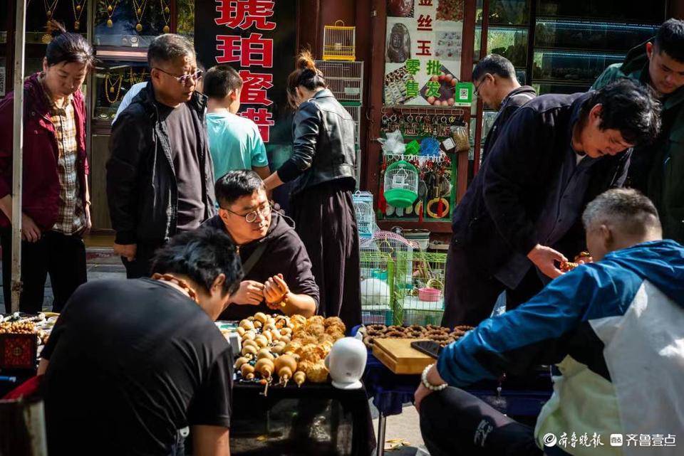 近日,在济南天桥区药王楼文玩市场,爱好文玩老物件的人们每到周末就在