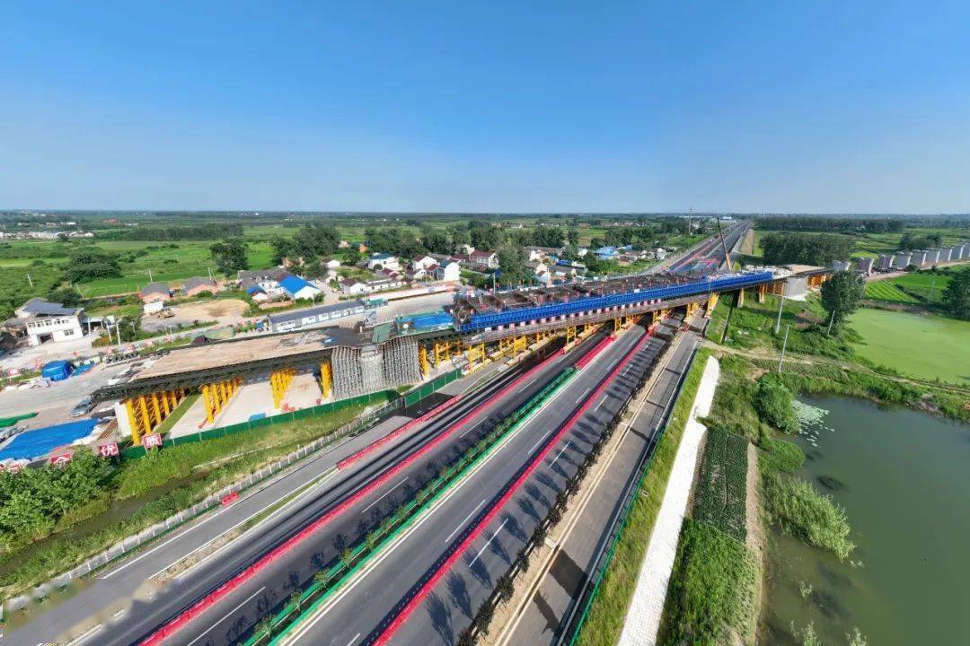 交通导改保障安全施工由于g329国道车流量大,施工干扰多,安全风险高