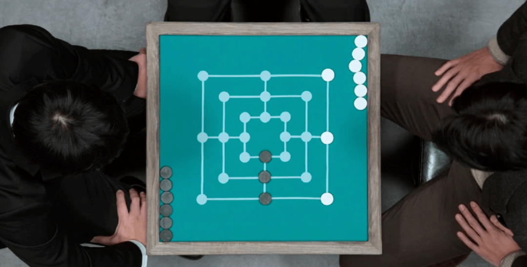 "九子棋游戏中,轨道还漂亮地来了招绝杀:而河锡辰也全力应战,为"牺牲"