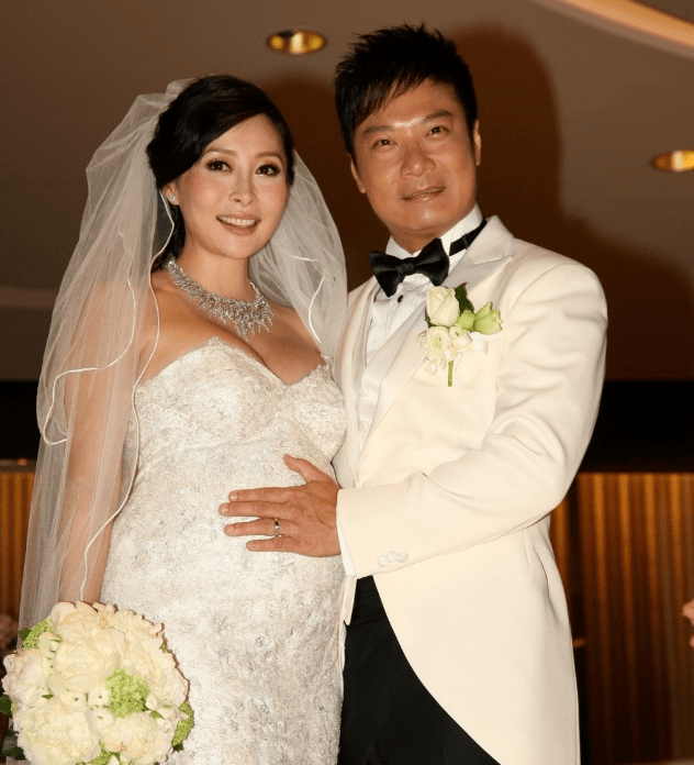 王君馨2016年与男友结婚,星级姊妹团(左起)李亚男,苟芸慧,裕美,岑丽香