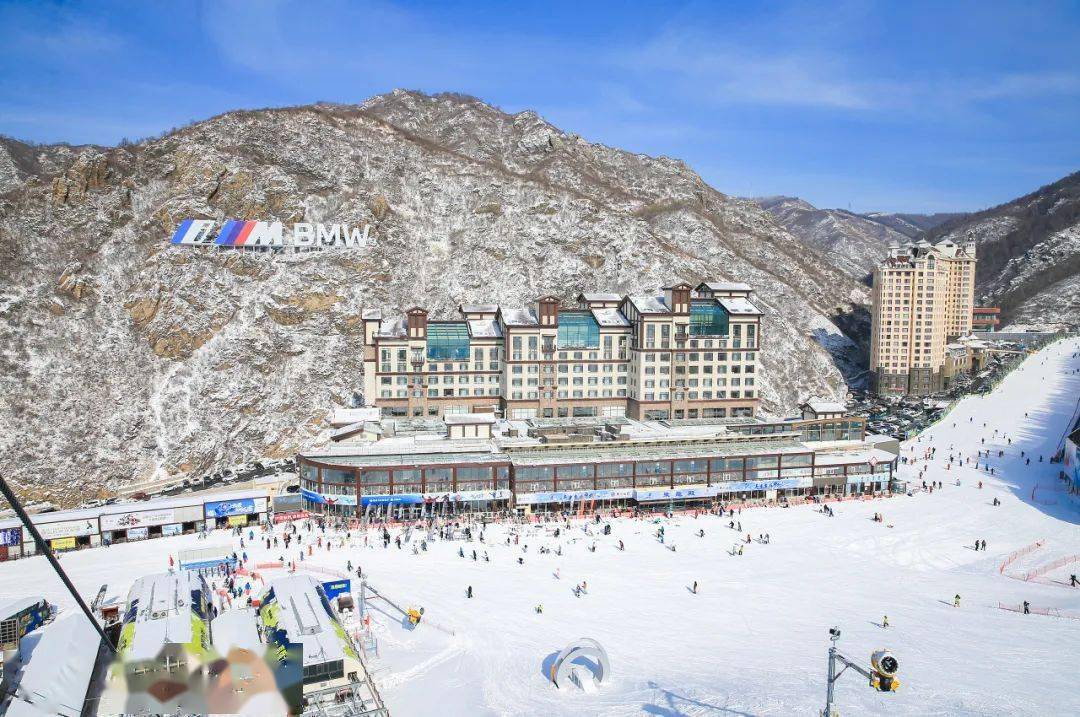 11月7日,万龙滑雪场官宣,新雪季自11月8日正式开板,万龙也成为崇礼