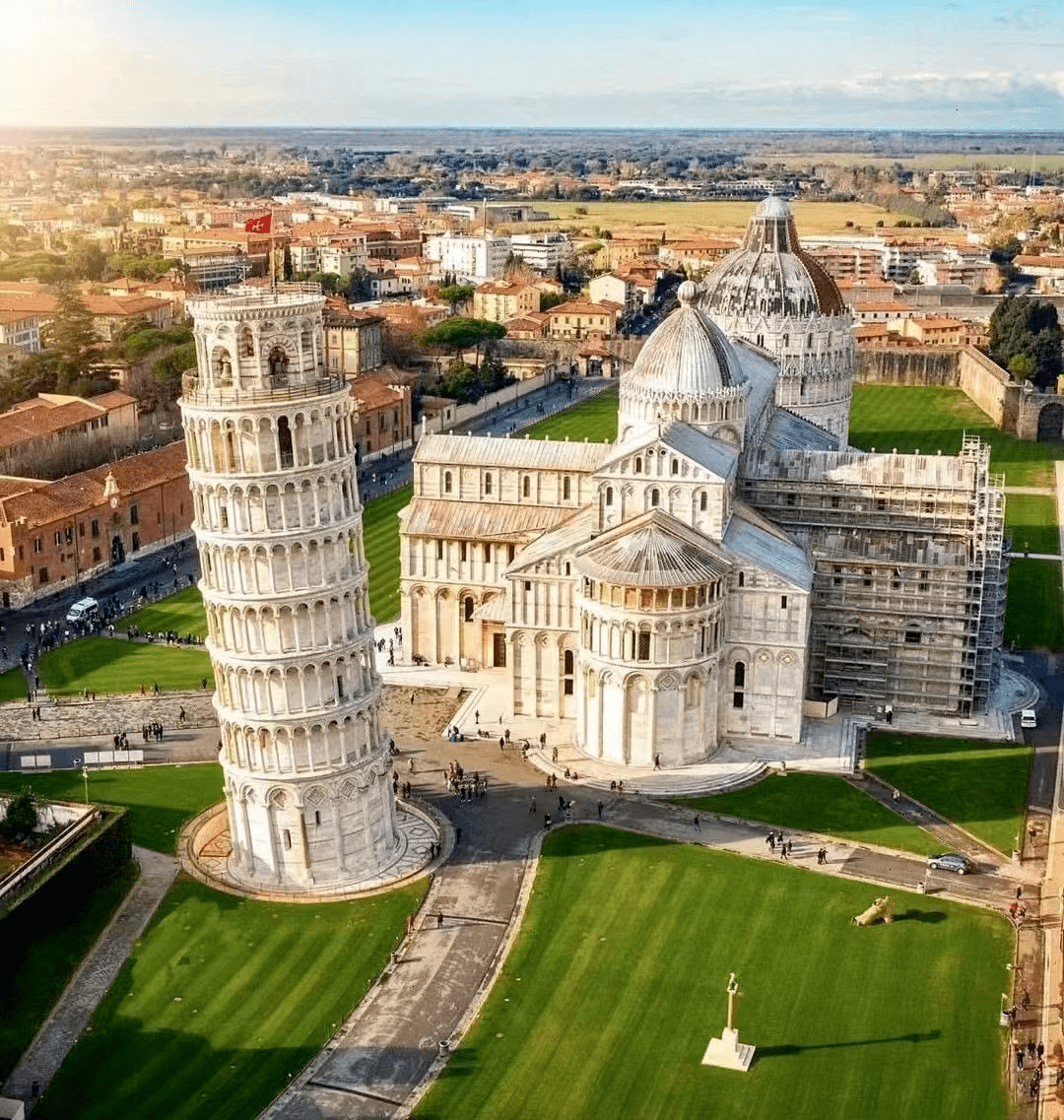 意大利的标志性建筑位于比萨的中央广场—奇迹广场比萨大教堂的一座