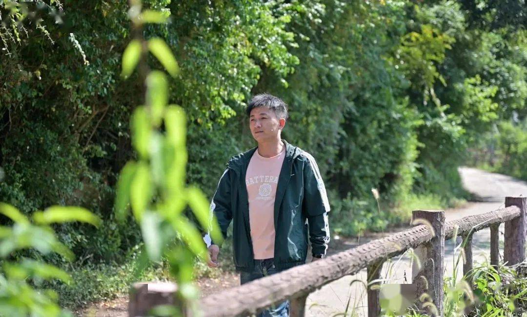 大家一起来认识下刘松今天来认识13强选手冠亚季军和十佳歌手他们将在