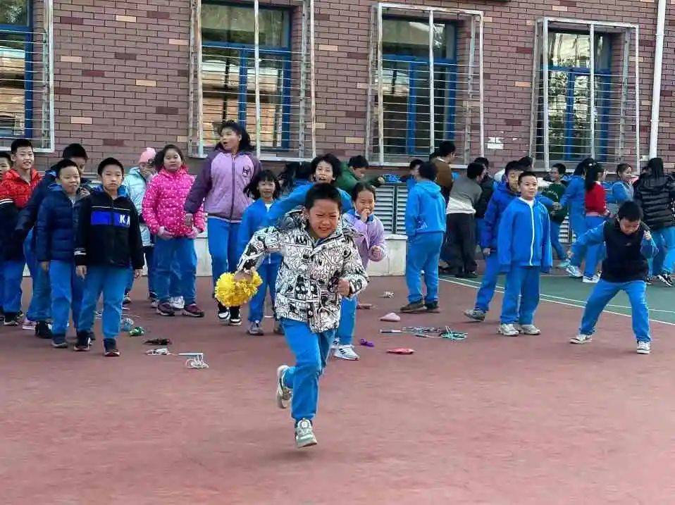 在西城区宏庙小学低年级部的作息时间表上可以看到,与大多数学校上午