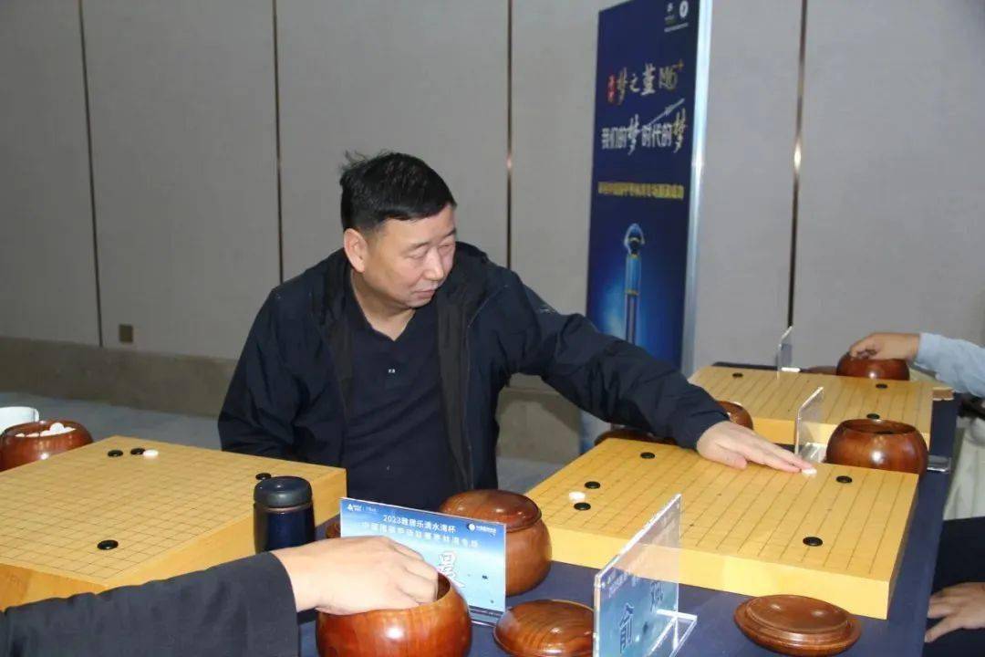 俞斌丁波陈盈王香如此外,由新浪,弈客,弈城组成的新闻媒体围棋队与