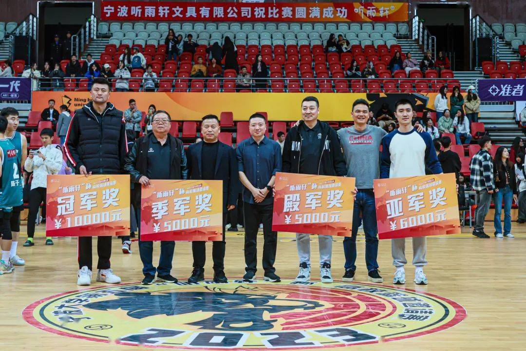 人员其中就包括了国际级裁判宋晓竞 杨鹏以及国内职业联赛的裁判李鹏