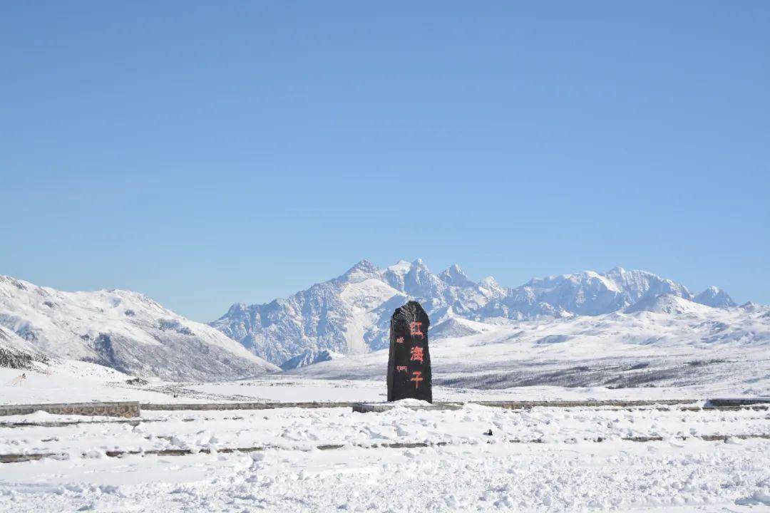 海拔4100多米木格措到塔公的旅游环线上坐落在折多山上的康定机场后又