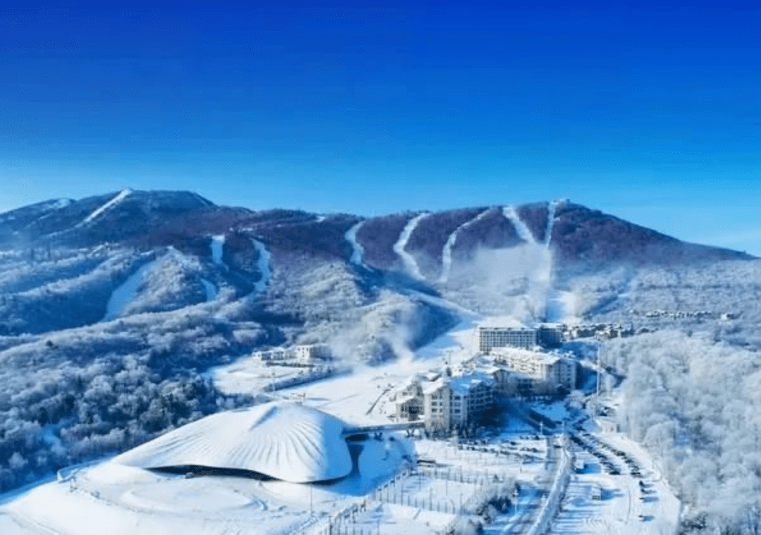 滑雪场全景图图片