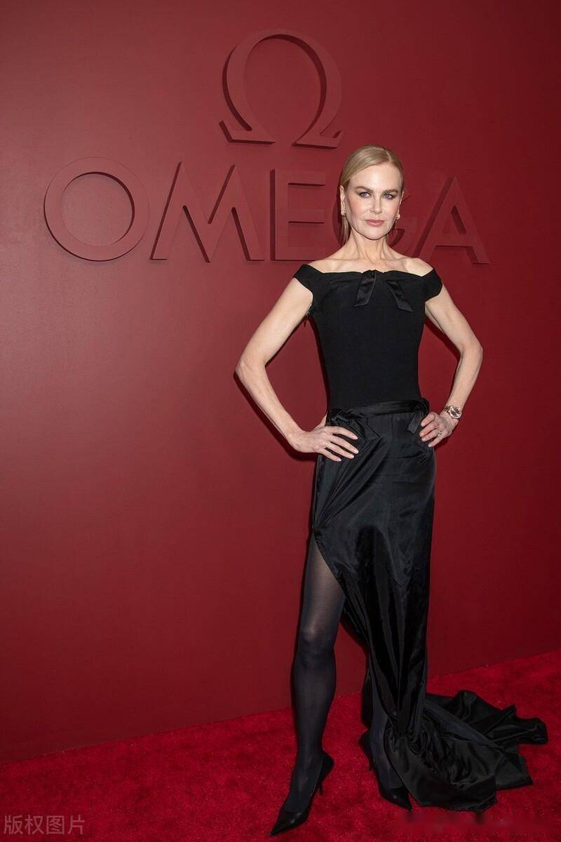 妮可-基德曼纯色一字肩礼服 高跟鞋摩登优雅_美国纽约_展览_时间