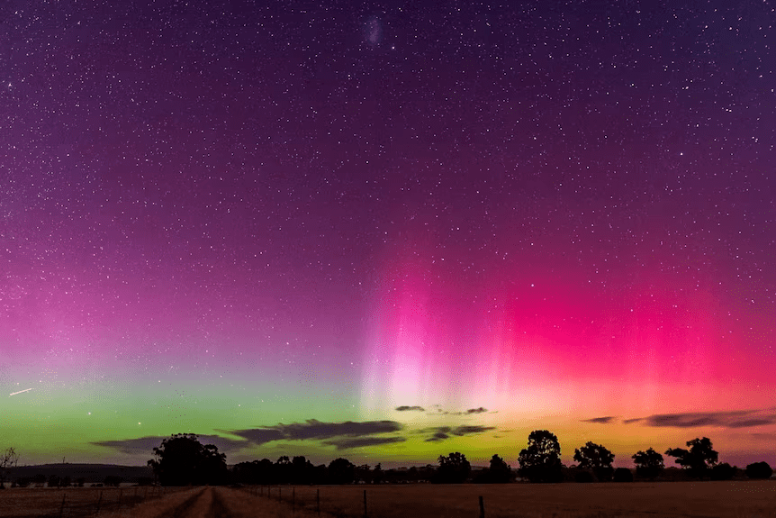 罕见| 粉色极光点亮澳洲夜空!