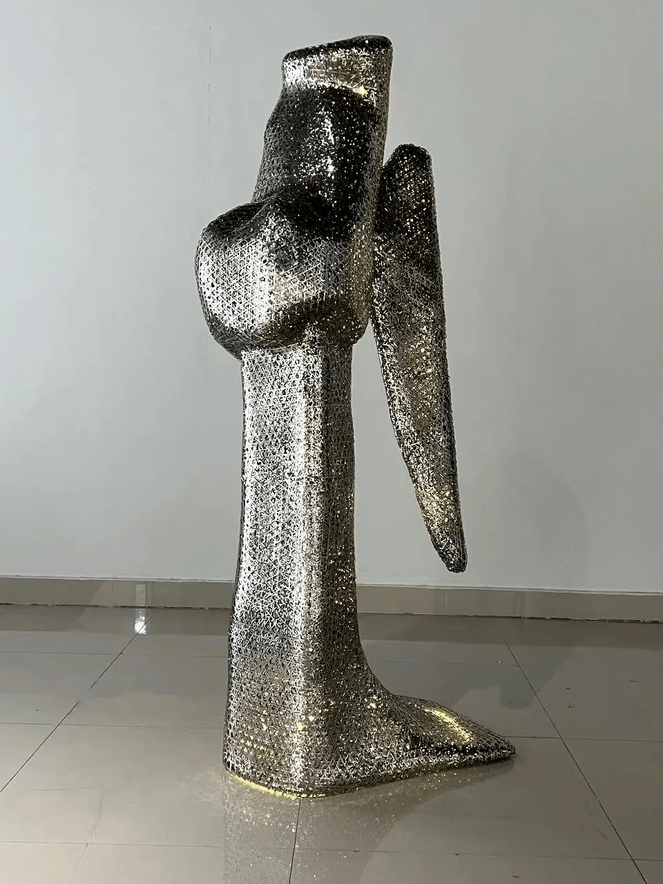 林崗《大天使》,100cm×100cm×210cm,不鏽鋼,led燈,2023年馬俊《山水