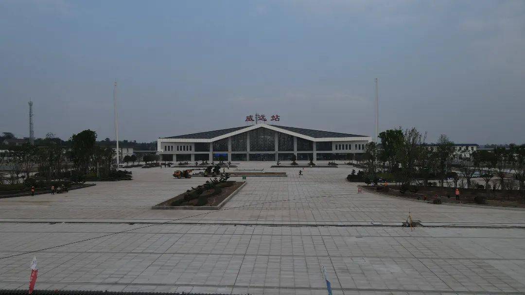 成宜高铁威远站进站口,出站口!站前广场,站内有大变化!