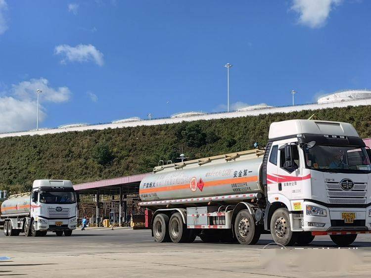 本次演练模拟油罐车发生冒顶溢油事故,企业第一时间启动应急预案,立即