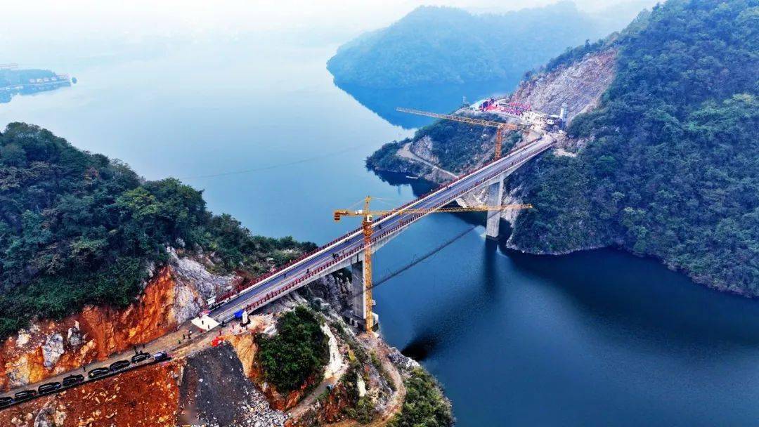 长阳都镇湾峡洞岩,这座盼了30多年的高桥大桥终于通车了.
