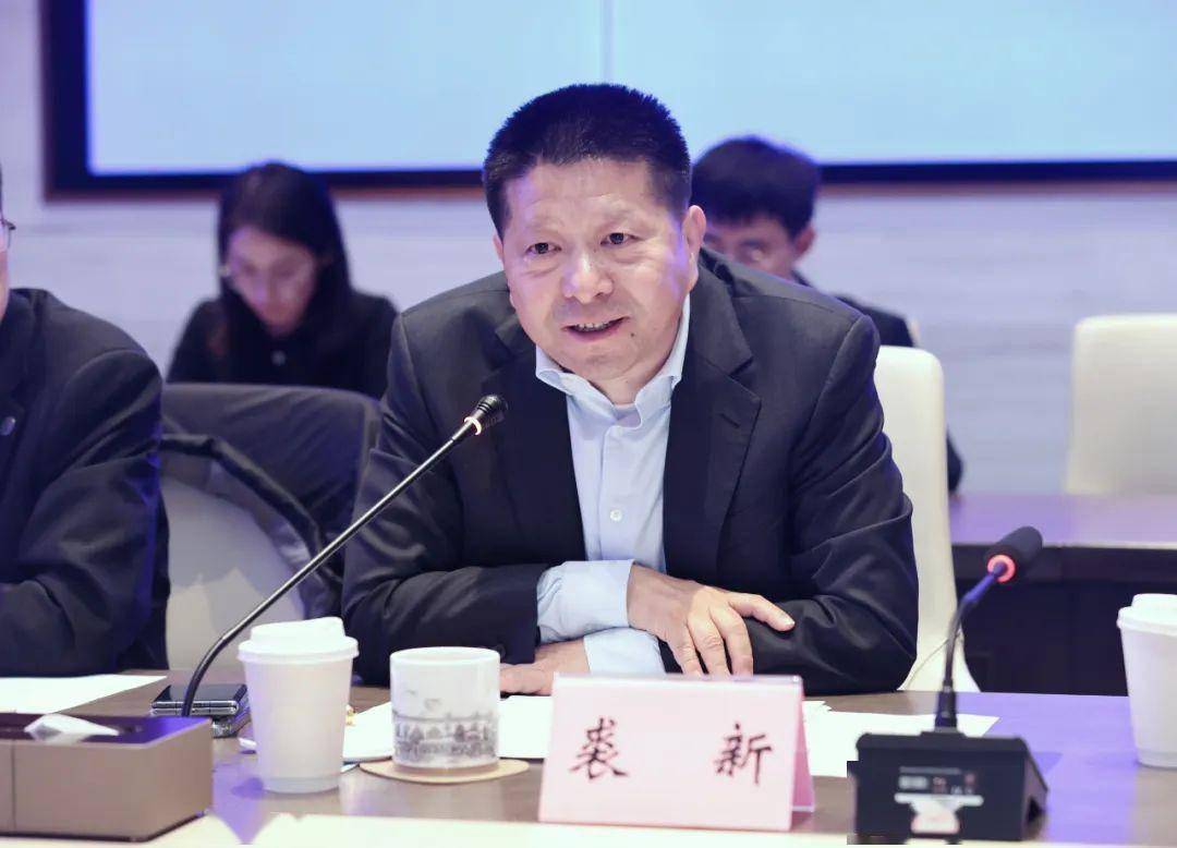 吕鸣出席会议并代表双方介绍了相关情况,区委副书记姜爱锋主持会议