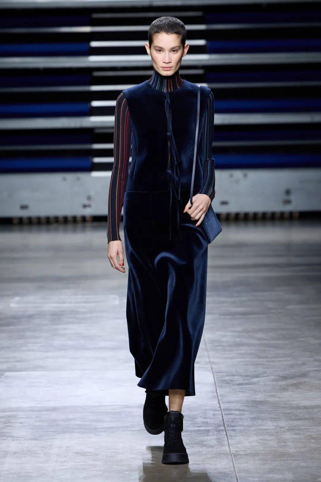 品牌秀场上的午夜蓝:▊max mara 2024 春季成衣时装秀▊jun ashida