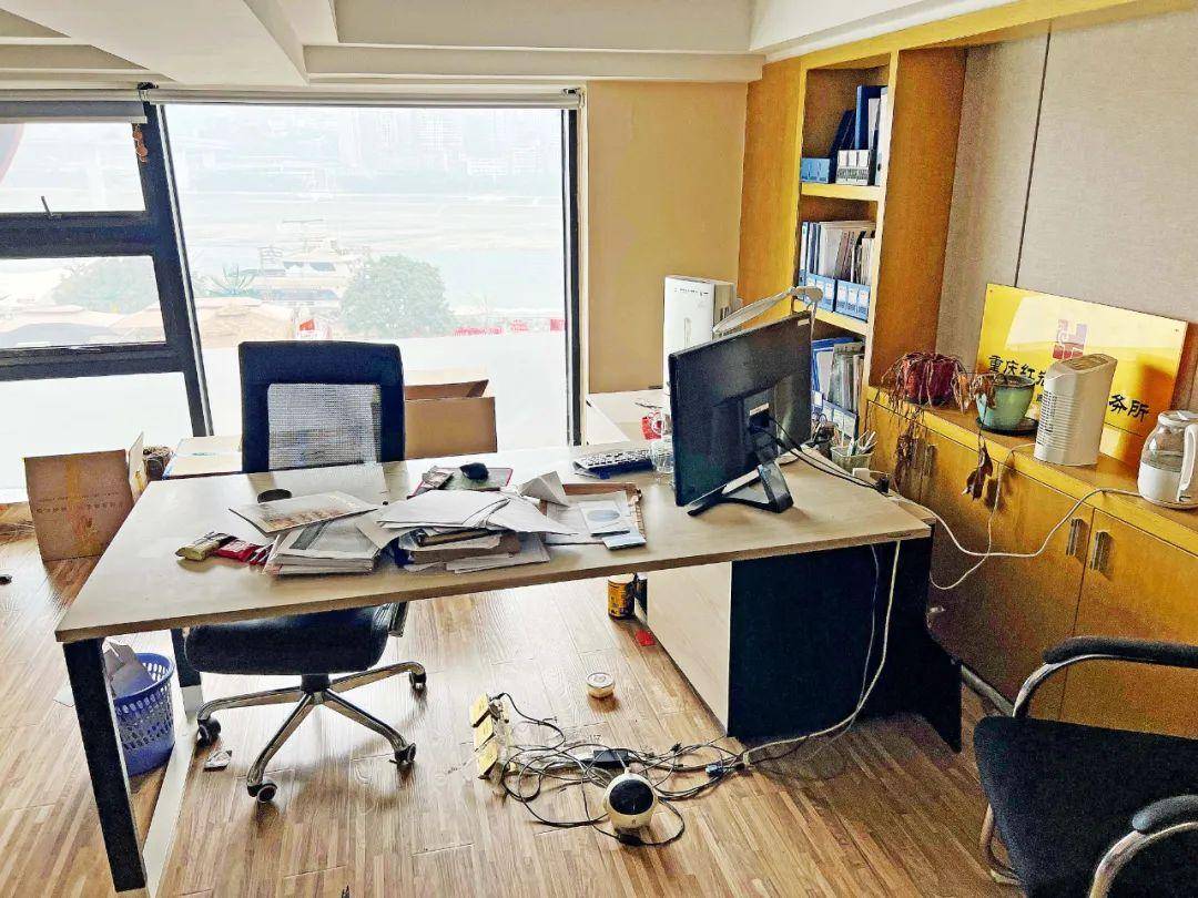 周影的母亲郭智玉在兴手付公司的办公室.