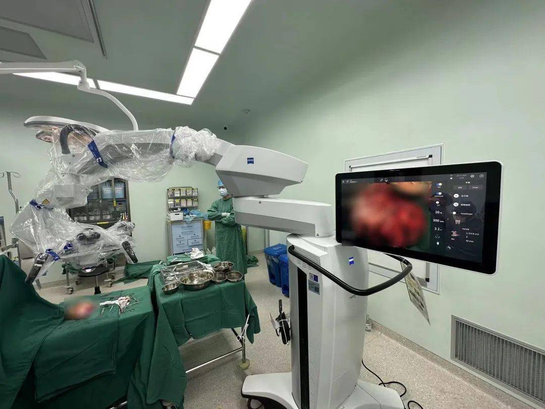 晋江市医院引进先进设备蔡司tivato 700手术显微镜系统_医生_进行