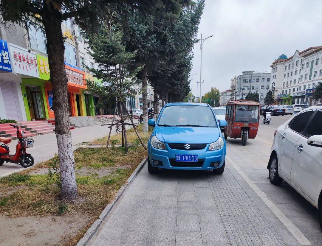 蒙g88828网友表示:违法停车 堵塞通道文化西路泰华朗景国际大酒店地