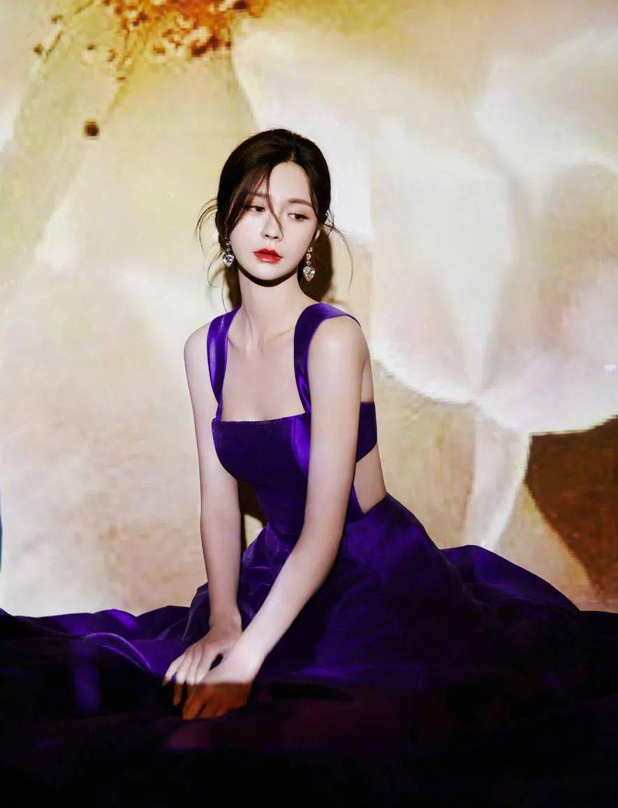 沈梦辰穿紧身裙身材凹凸有致 露美背慵懒迷人