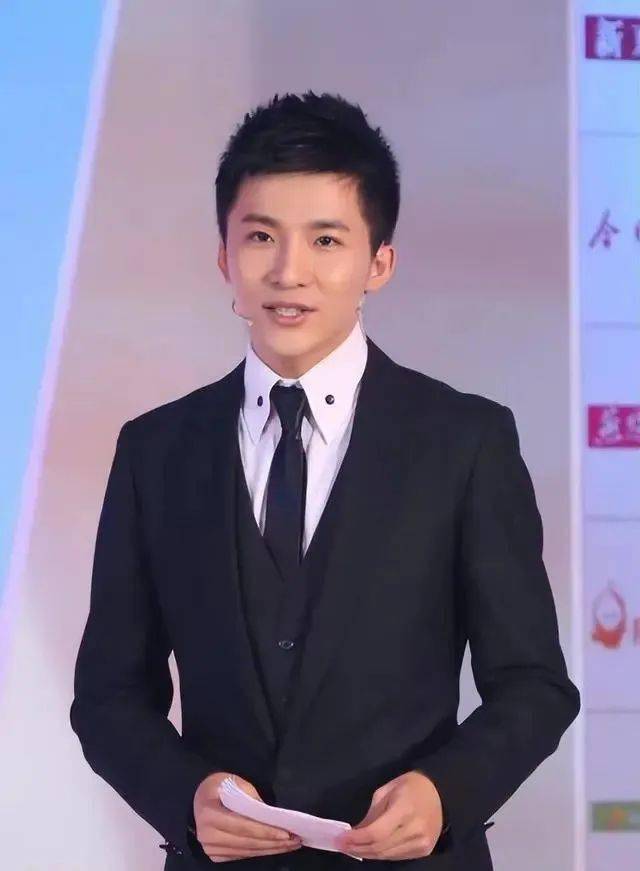 在当时,边策是央视刚崭露头角的新星.央视主持人边策坠楼身亡,仅32岁.