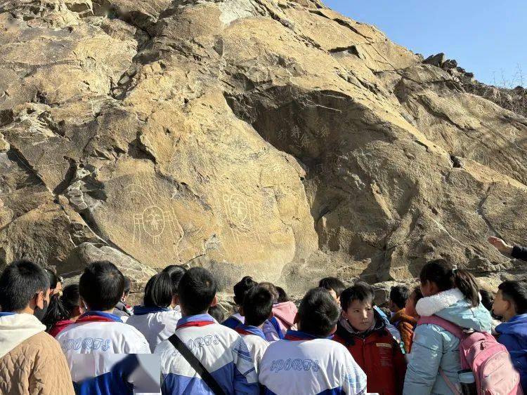 们跟着研学导师来到了中国的第一座岩画专题博物馆——银川世界岩画馆
