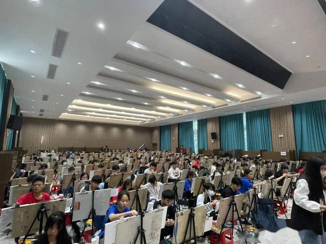 【直击】广西2024届美术高考艺成第二次模拟考考试现场