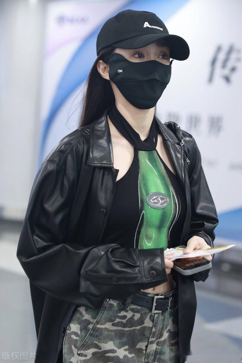 陈冰现身机场,穿皮夹克戴棒球帽很时髦_北京
