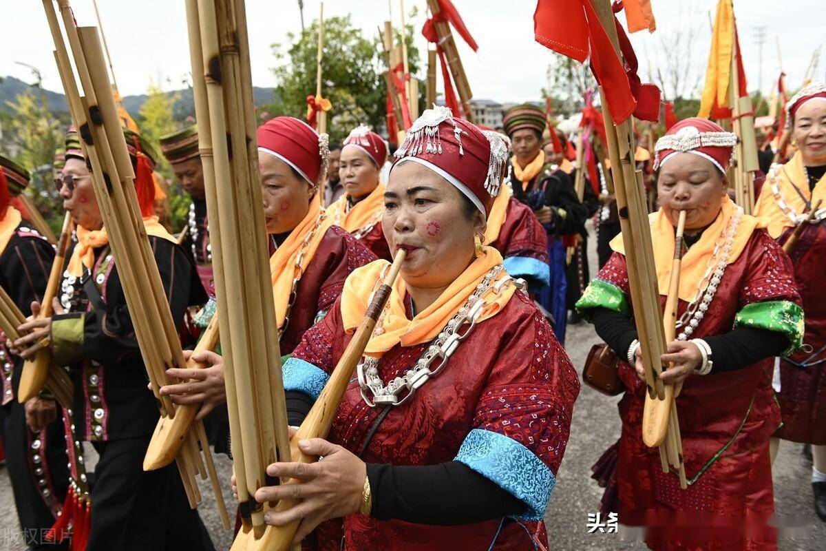 贵州黔东南苗族同胞盛装欢庆芦笙会热闹非凡_黄平县_谷陇镇_二七