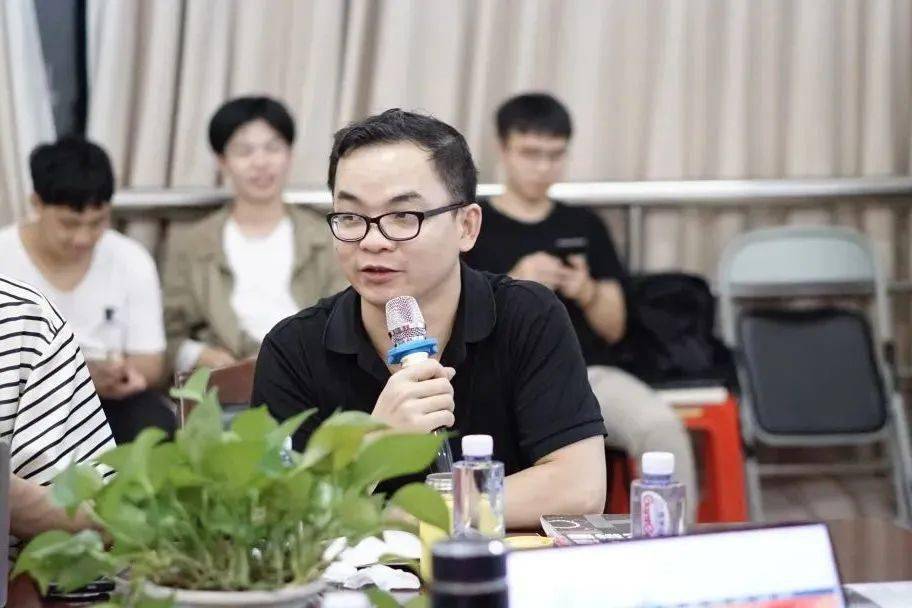 吟光《港漂记忆拼图》:跨媒体叙事与城市想象_香港_人物_章回小说