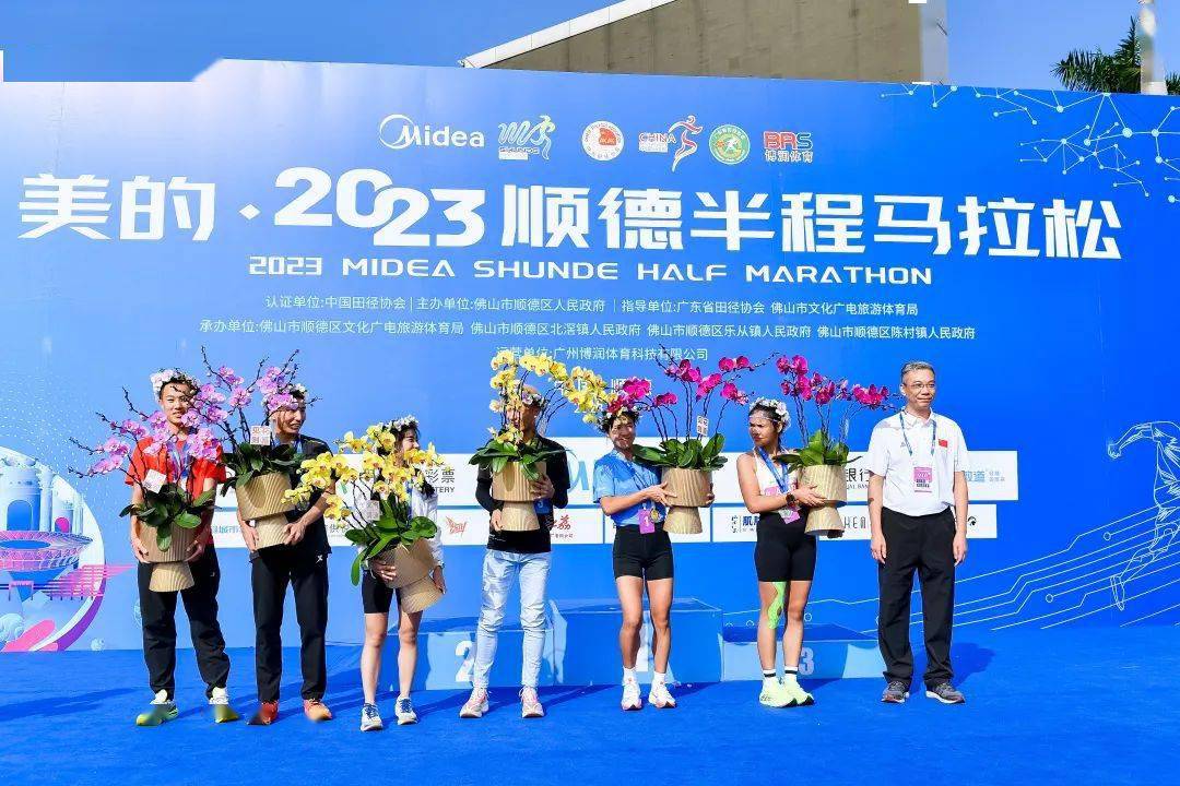 女子组方面,陈丽琴以1小时21分44秒获得半程马拉松女子冠军;钟泽娜和