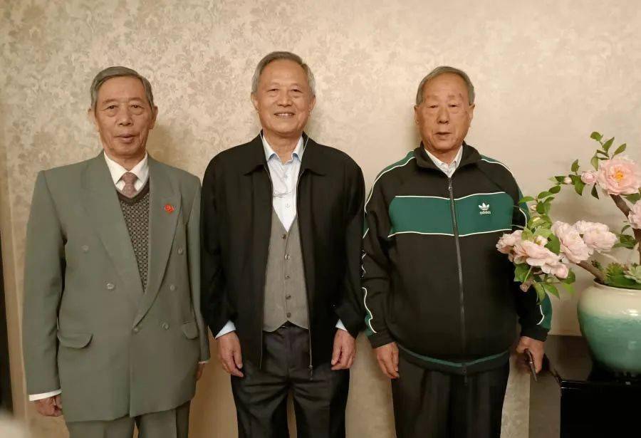 左起:柴英,独上月楼,空中白雪,王希萍被誉为"三朵军花"的银河悦读创始