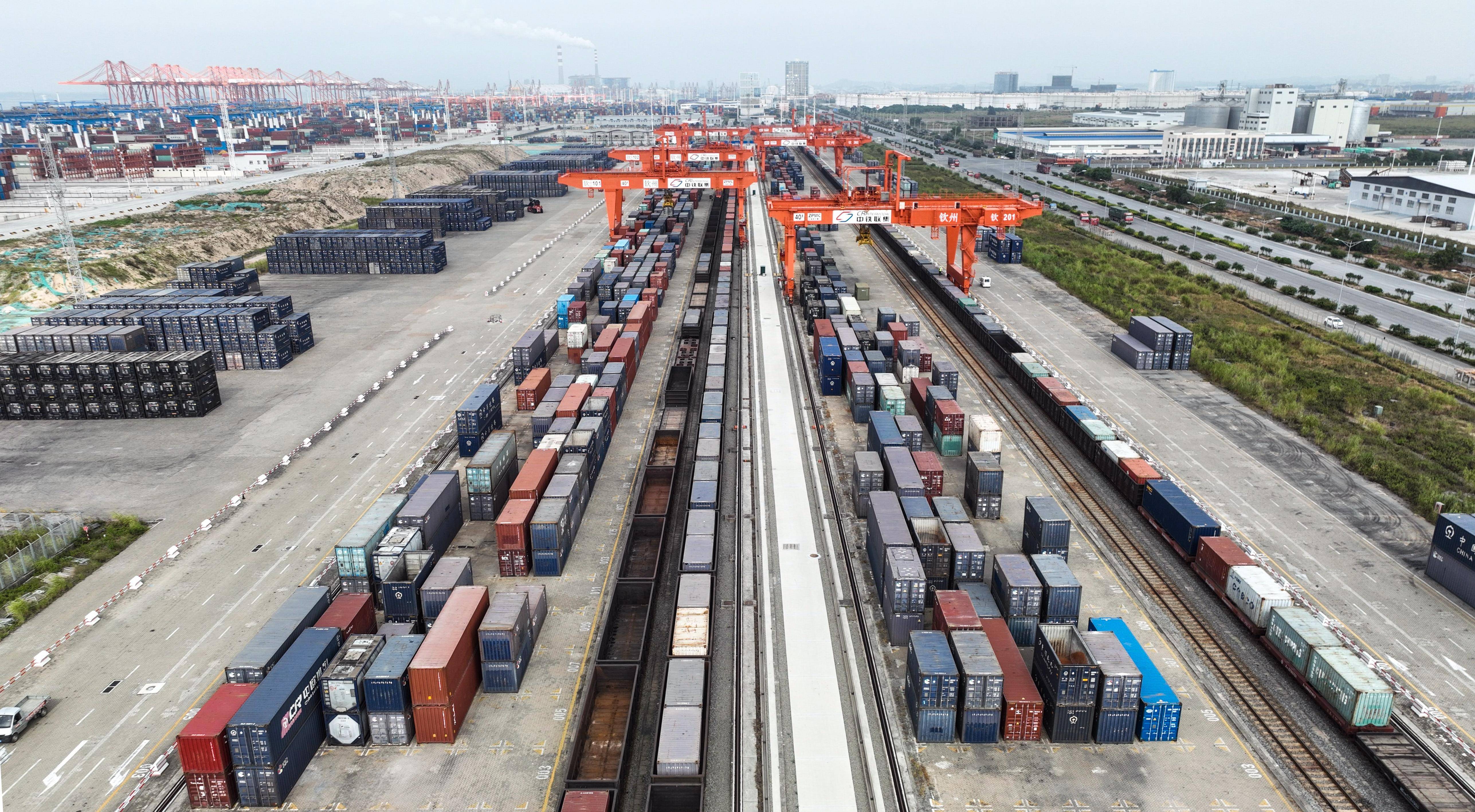 (经济)广西加快实施向海通道建设_钦州港_集装箱_新华社