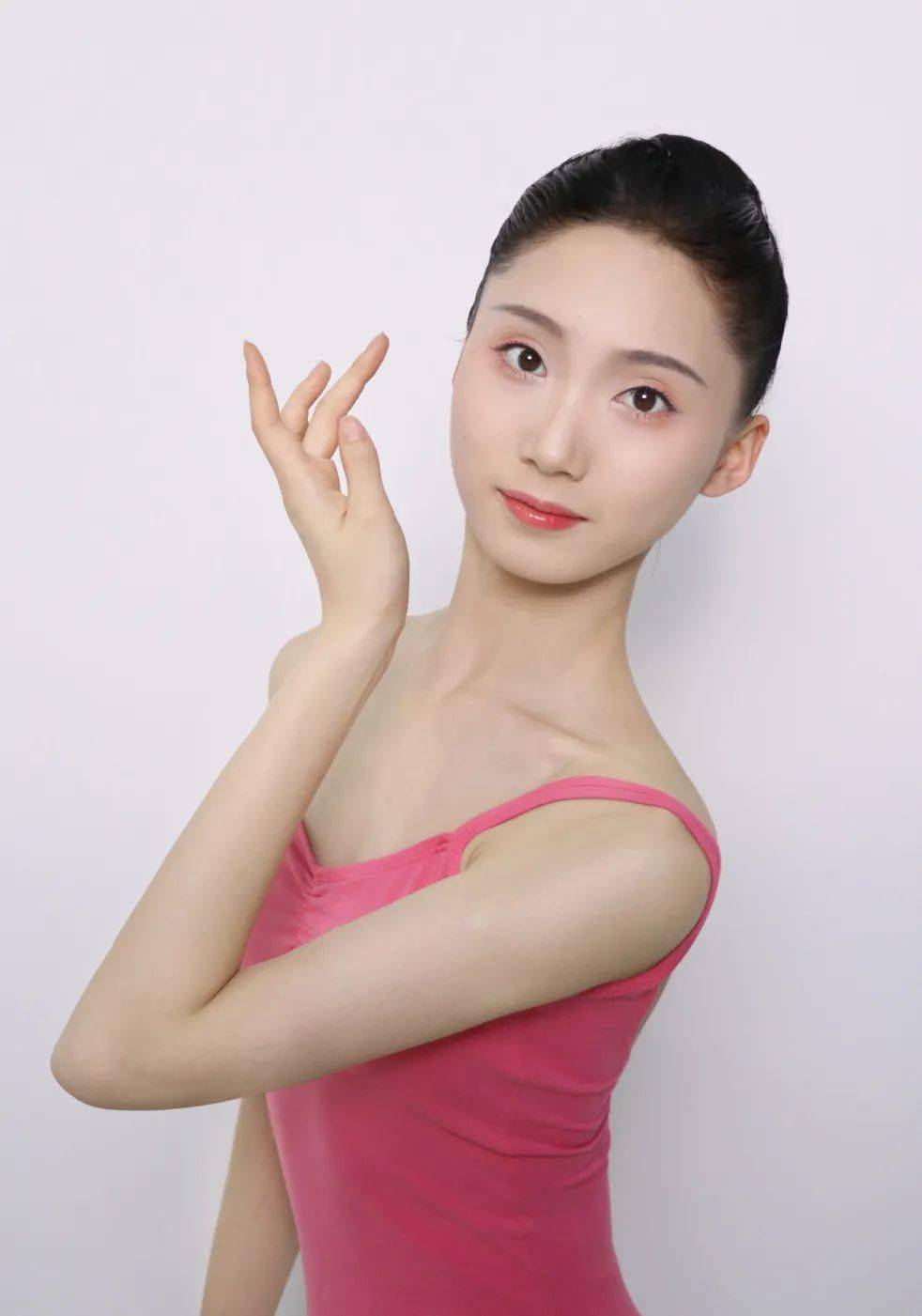 舞蹈教师 董芳菲天津音乐学院舞蹈表演专业曾获奖武汉市艺术小人才二