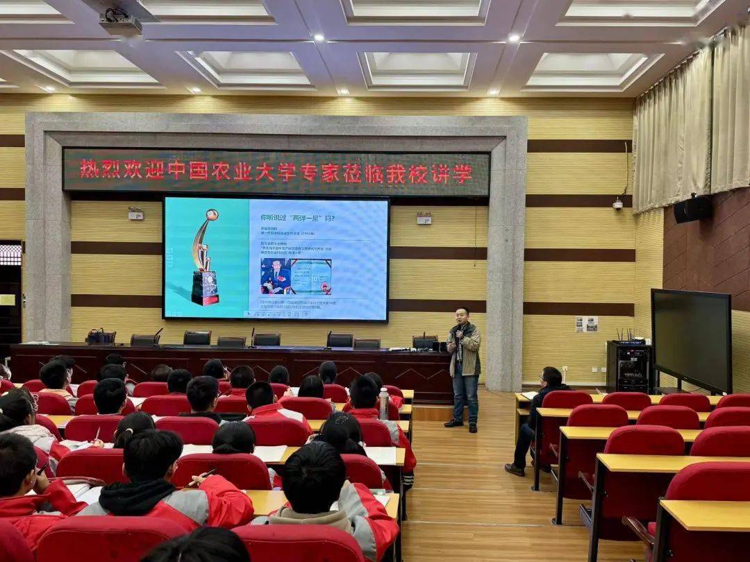 高平一中11月14日,赵锦副教授一行前往高平一中进行科普宣讲和招生