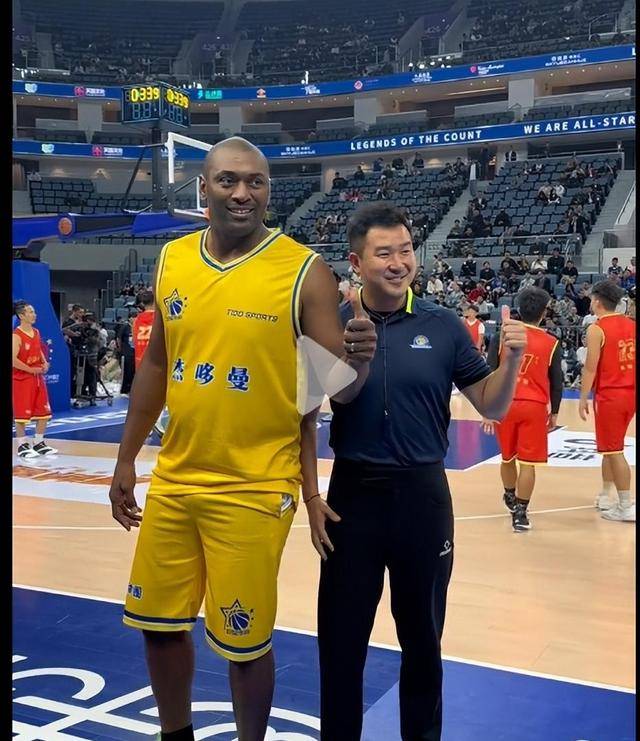 nba巨星艾弗森中国行,全程无架子,给球迷发球衣 指点慈世平比赛_篮球
