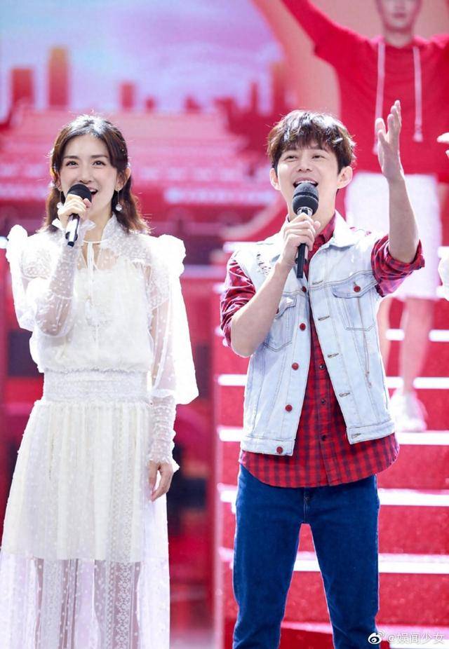 在自我介绍的环节,何炅表达了对谢娜长时间远离舞台的担忧.