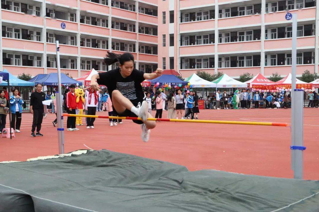 运动点亮青春,拼搏成就梦想——都安二高第33届校运会圆满举行_赛场